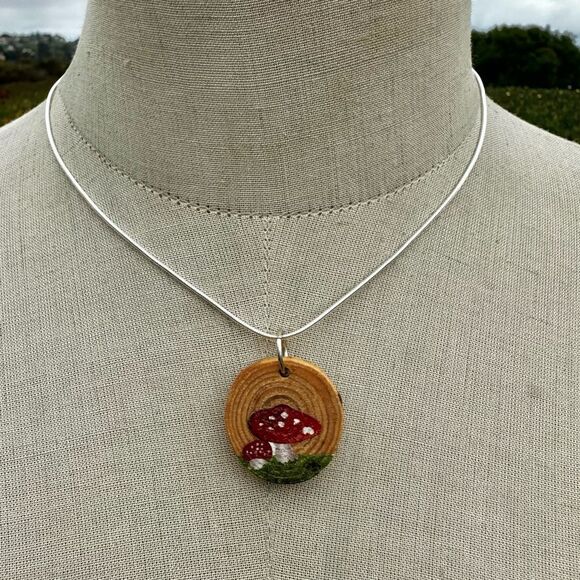 Mushroom wood slice pendant necklace - Picture 1 of 8